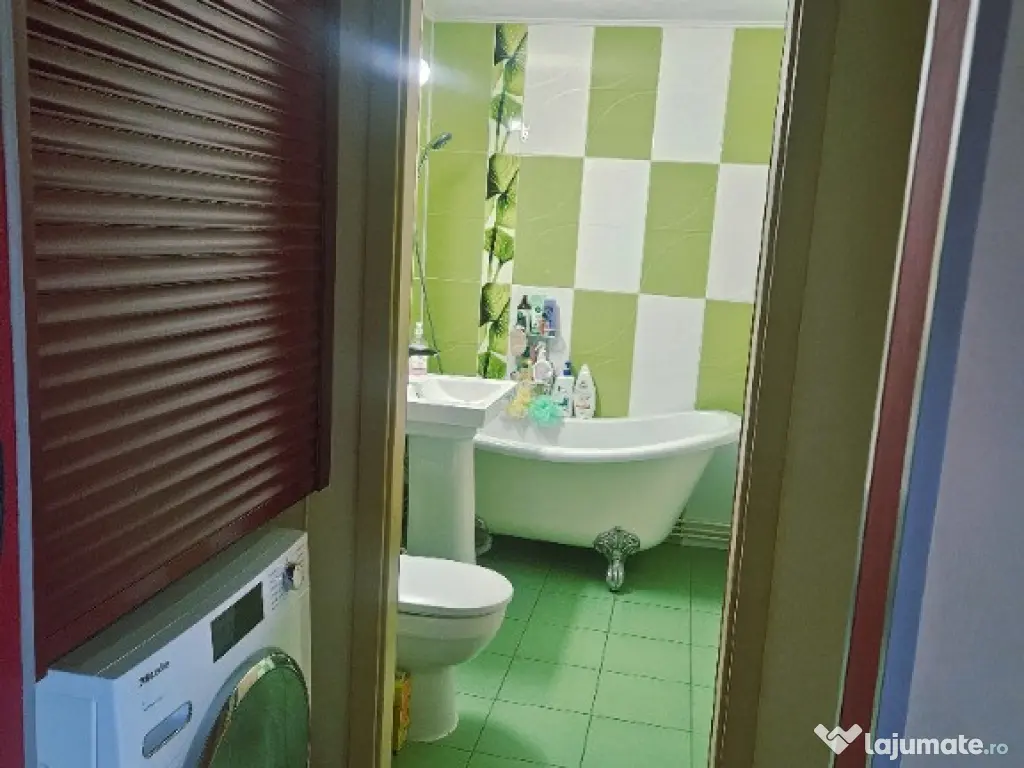 Apartament 2 camere, decomandat, living open space. 