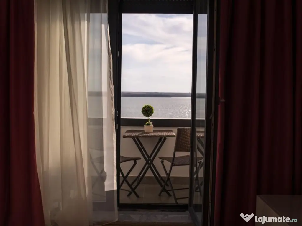 APARTAMENT 3 CAMERE MAMAIA CU VEDERE LA LAC 