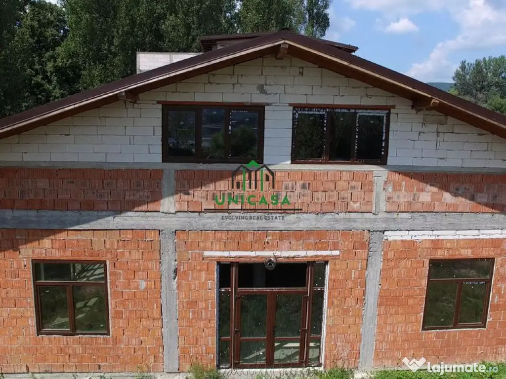 Pensiune de Vânzare cu Priveliște Panoramică către R?...