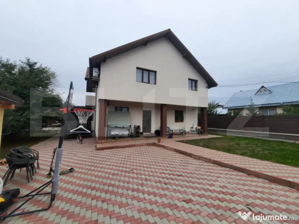 Casa 6 camere centru Miroslava, 240 mp utili, 600 mp de tere
