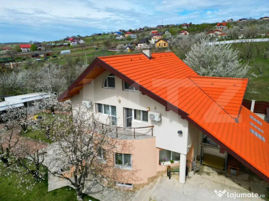 Casa boiereasca, rafinata si luxoasa cu 8 camere, 480mp, Chi