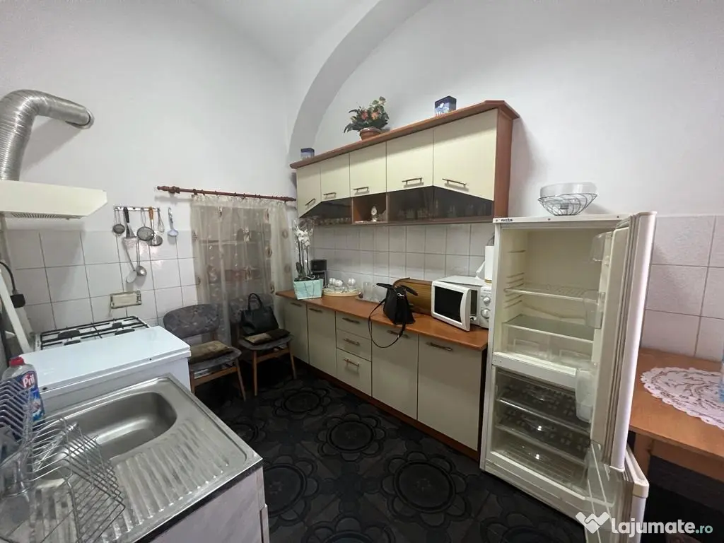 Inchiriez apartament 3 camere zona Boul Rosu - ID : RH-41310-property