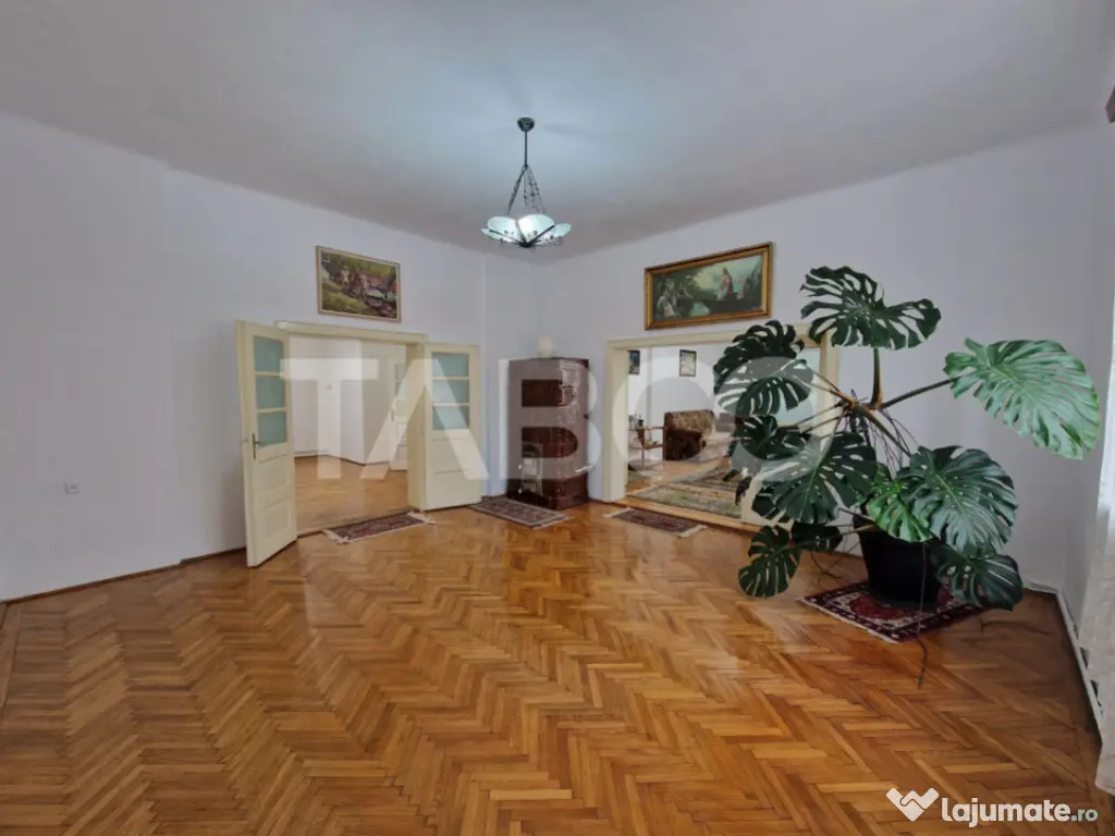 Apartament central 4 camere spatiu comercial garaj si pivnit 