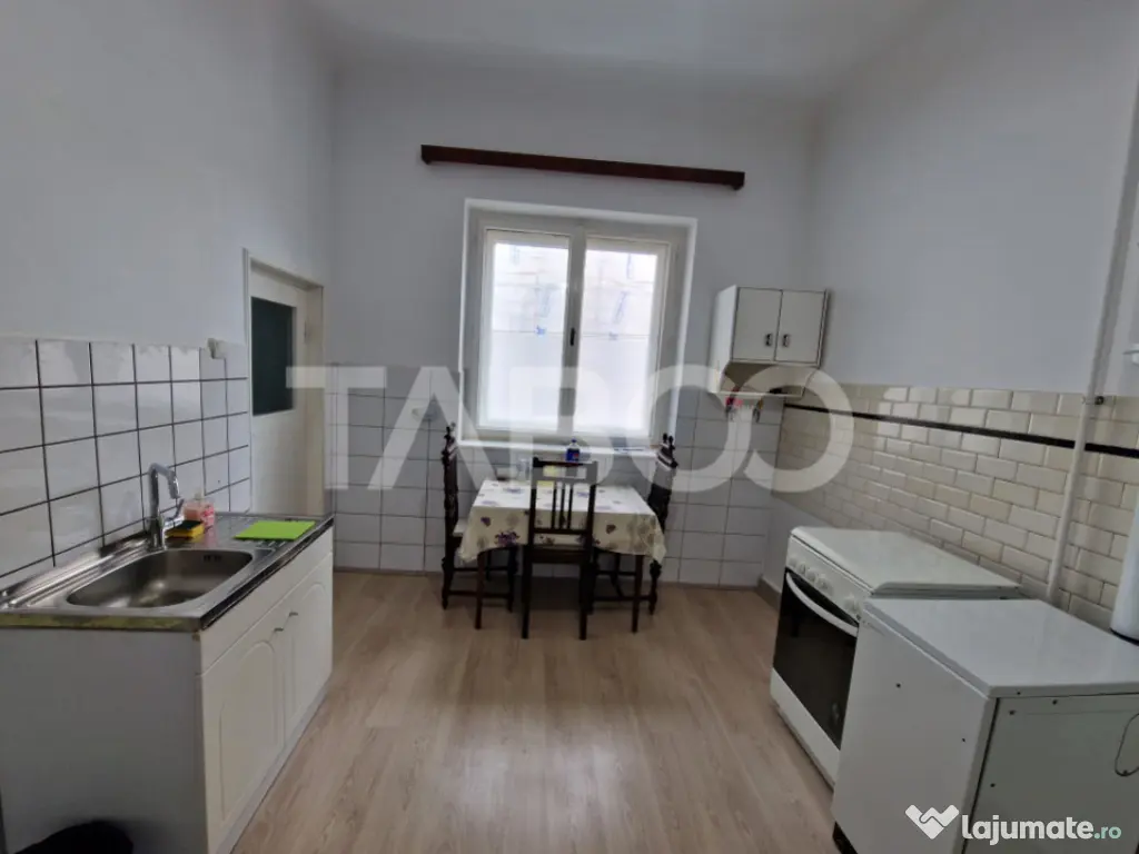 Apartament central 4 camere spatiu comercial garaj si pivnit 