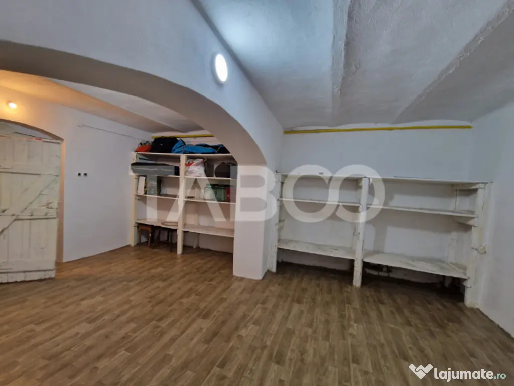 Apartament central 4 camere spatiu comercial garaj si pivnit 