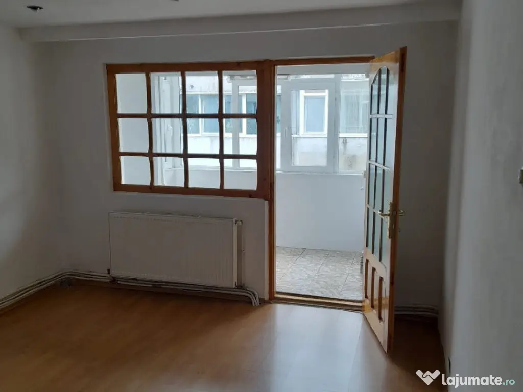 Apartament trei camere, decomandat, centrala, balcon, liber, 9 Mai 