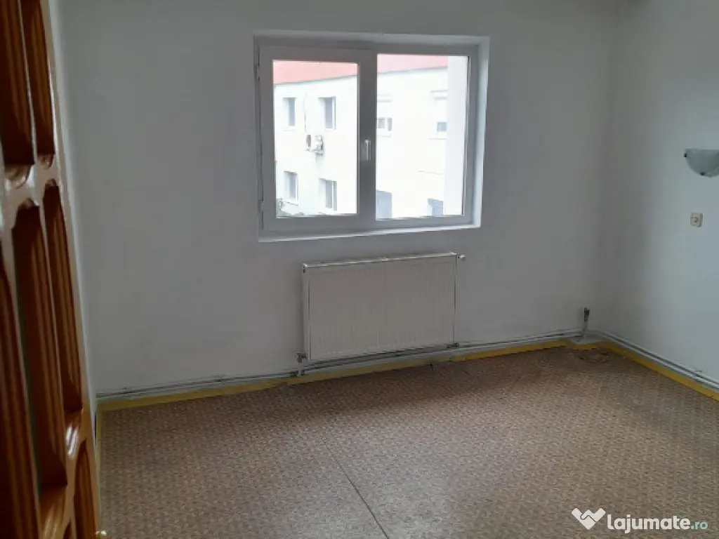 Apartament trei camere, decomandat, centrala, balcon, liber, 9 Mai 