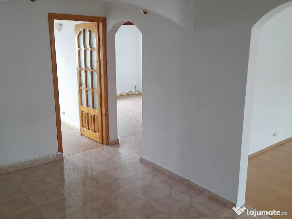Apartament trei camere, decomandat, centrala, balcon, liber, 9 Mai 