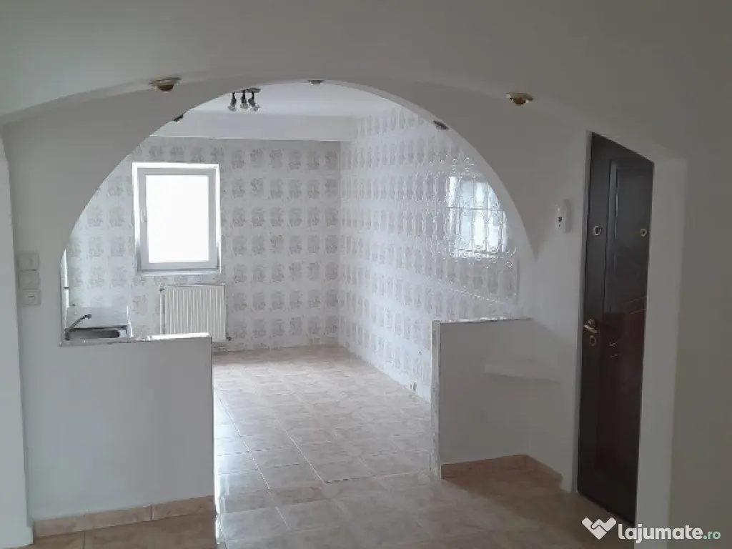 Apartament trei camere, decomandat, centrala, balcon, liber, 9 Mai 