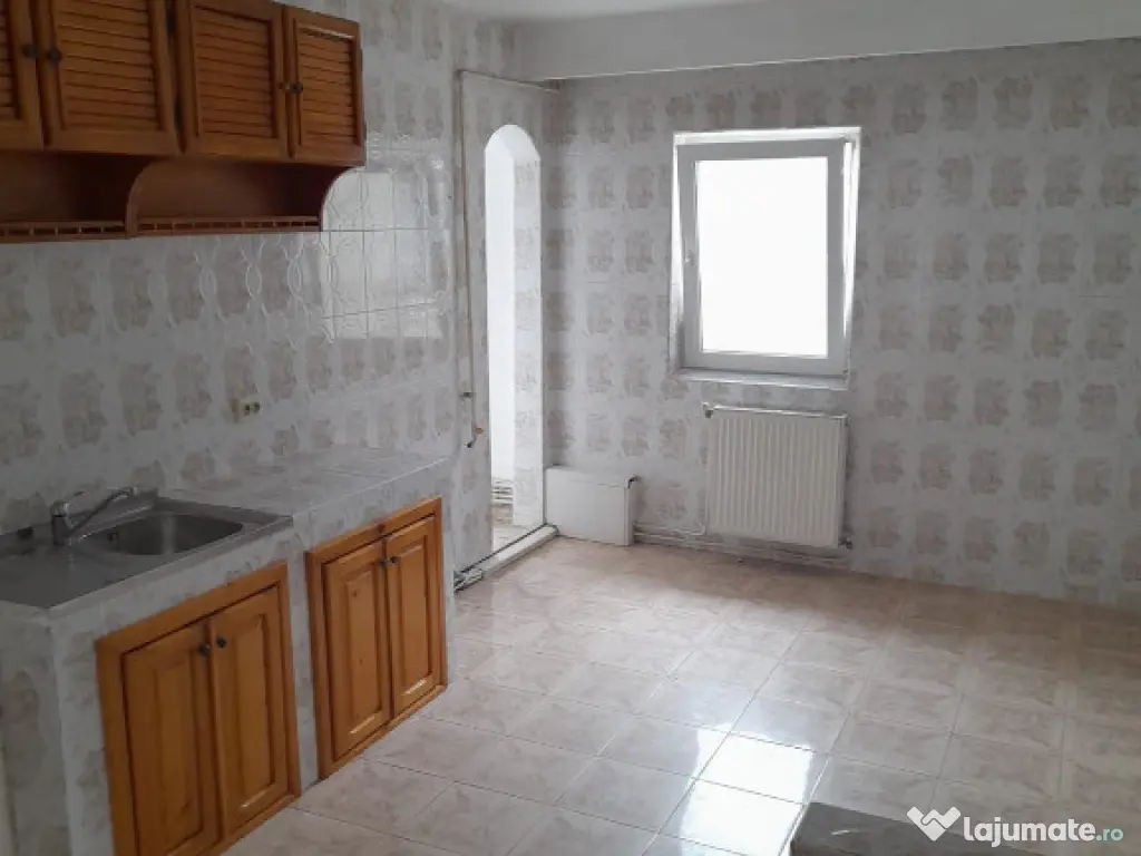 Apartament trei camere, decomandat, centrala, balcon, liber, 9 Mai 