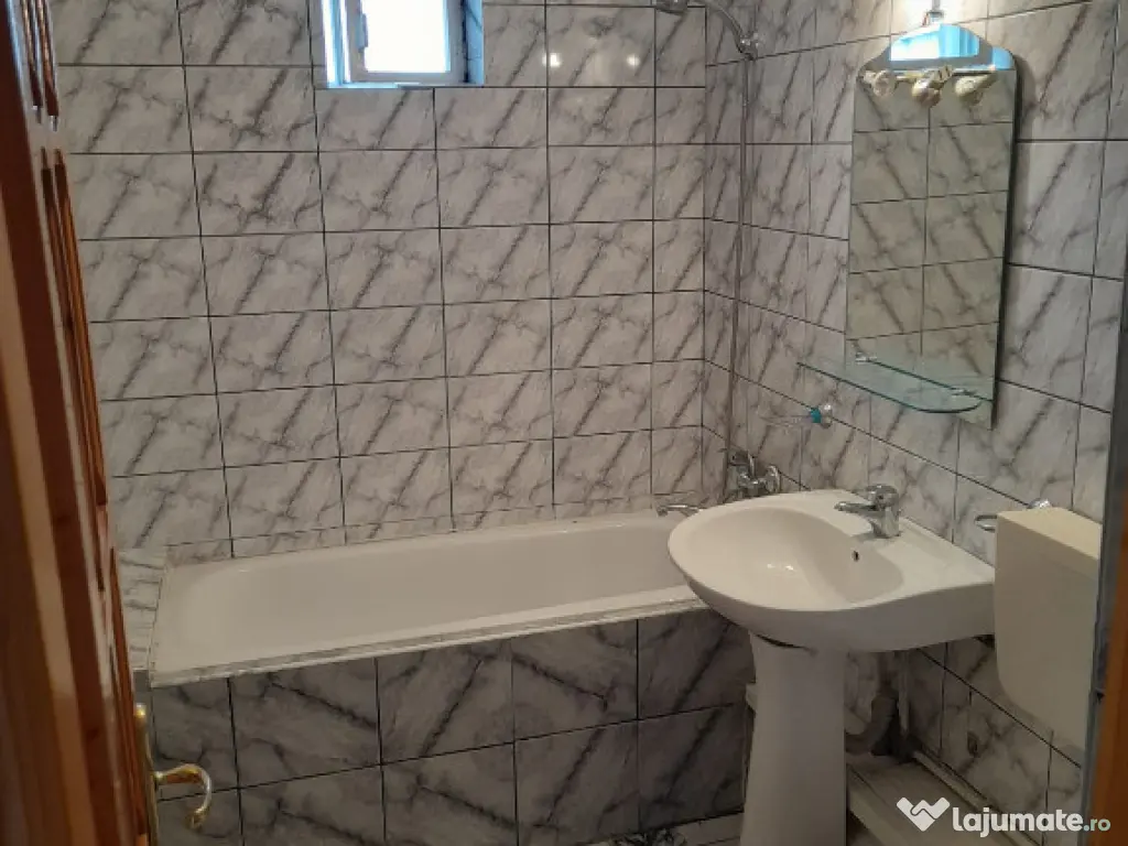 Apartament trei camere, decomandat, centrala, balcon, liber, 9 Mai 