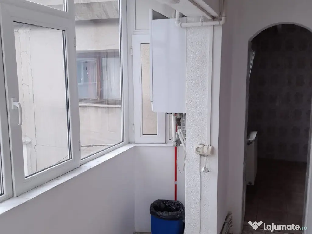 Apartament trei camere, decomandat, centrala, balcon, liber, 9 Mai 