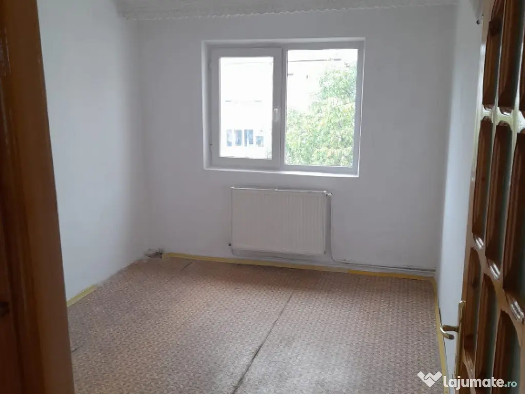 Apartament trei camere, decomandat, centrala, balcon, liber, 9 Mai 