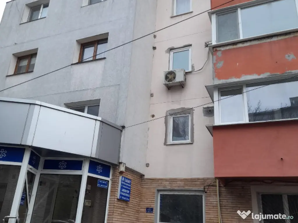 Apartament trei camere, decomandat, centrala, balcon, liber, 9 Mai 