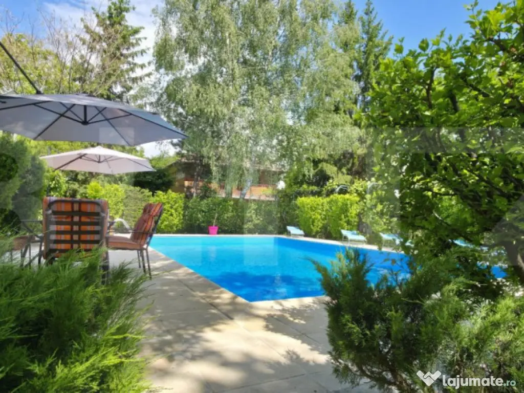 Proprietate Exclusivistă: 2 Case, Piscină și Teren de Ten