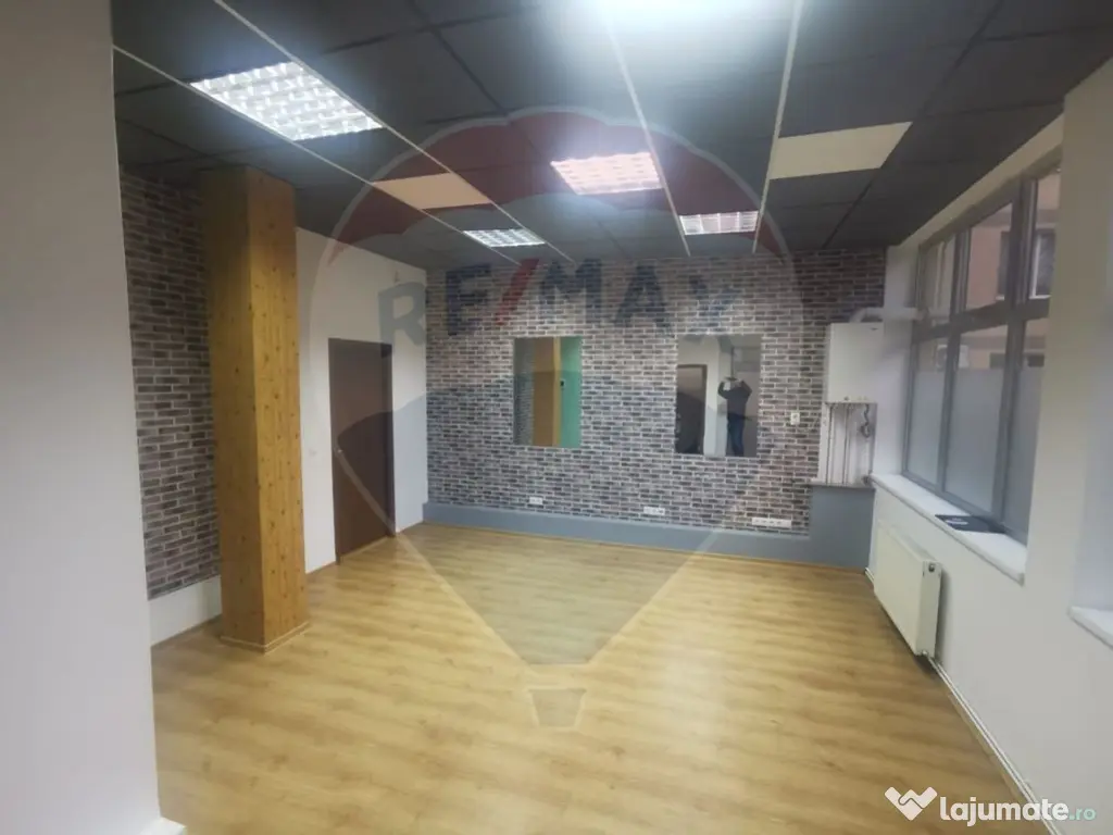 DE ÎNCHIRIAT – Spațiu comercial 34 mp, Piața Revolu?... 