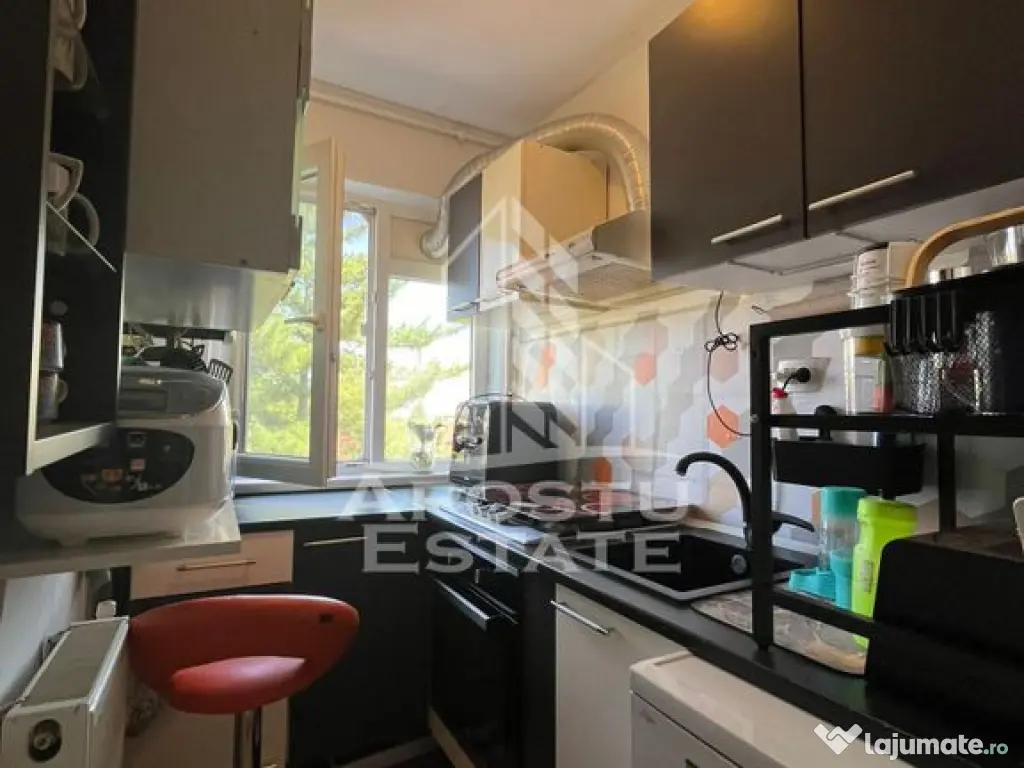 Apartament cu 4 camere, centrala proprie, zona Spitalul J...