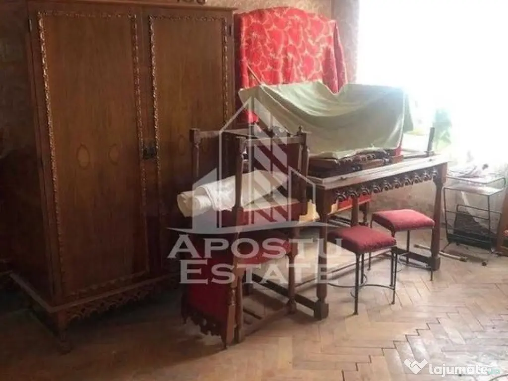 Apartament cu 3 camere, semidecomandat, centrala proprie,...