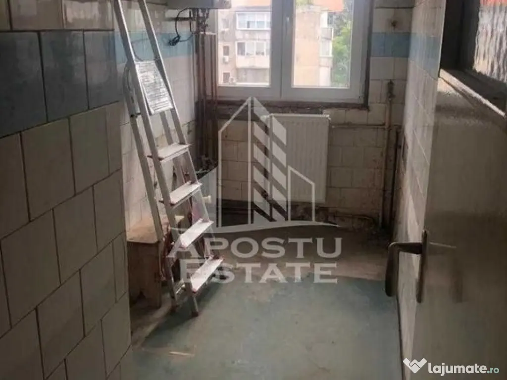 Apartament cu 3 camere, semidecomandat, centrala proprie,...