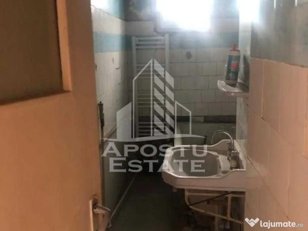 Apartament cu 3 camere, semidecomandat, centrala proprie,...