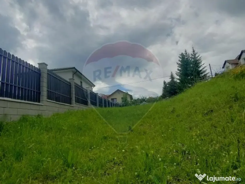 Teren intravilan de vanzare 