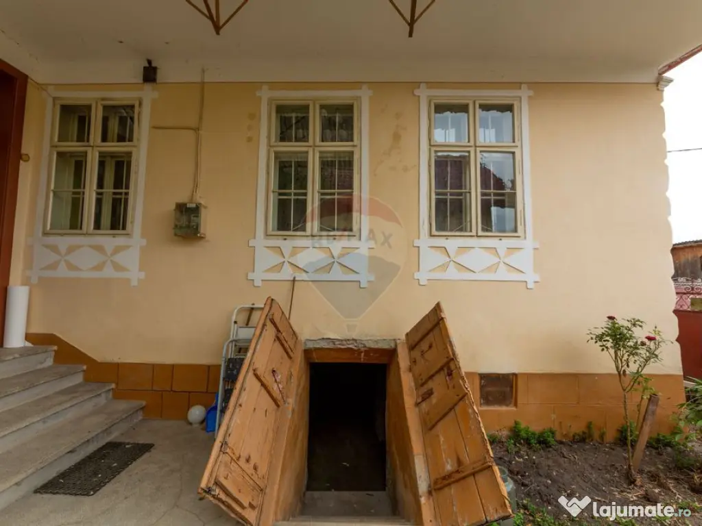 Proprietate compusă din două case si teren 378 mp Purc?...