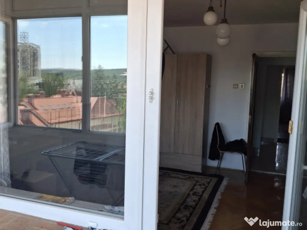 Apartament 3 camere centru policlinică cu plată 
