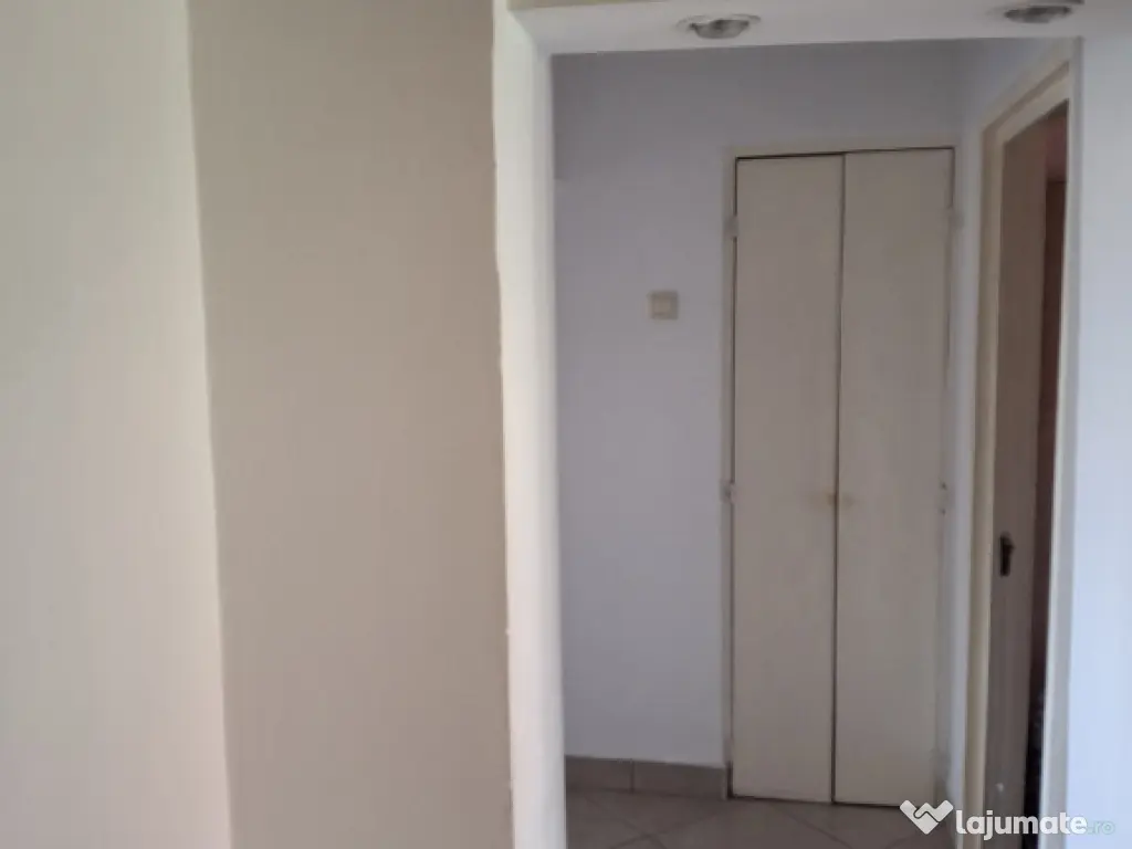 Apartament 3 camere centru policlinică cu plată 