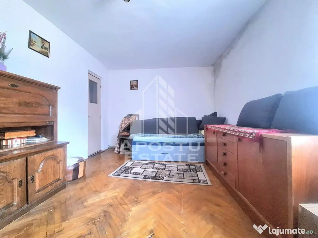 Casa individuala cu 5 camere si terasa, zona linistita Sa... 