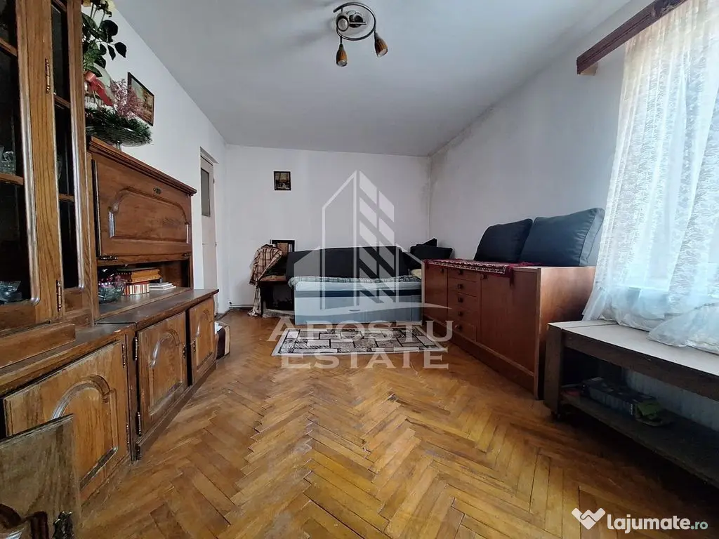 Casa individuala cu 5 camere si terasa, zona linistita Sa... 