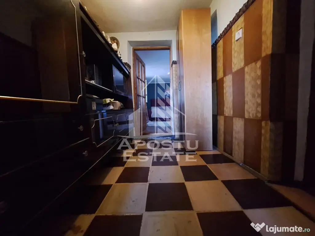 Casa individuala cu 5 camere si terasa, zona linistita Sa... 