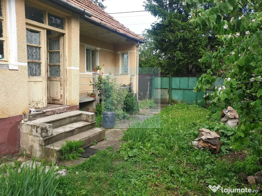 Casă bătrânească de vânzare în Tărlungeni 