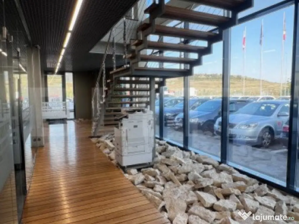 Hala cu pod rulant, cladire admininstrativa. Top!