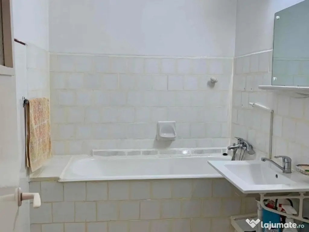 Apartament cu 3 camere in zona Dacia