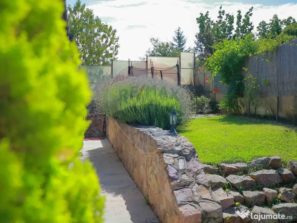 Hotel / Pensiune cu 24 camere de vânzare - Băile 1 Mai 