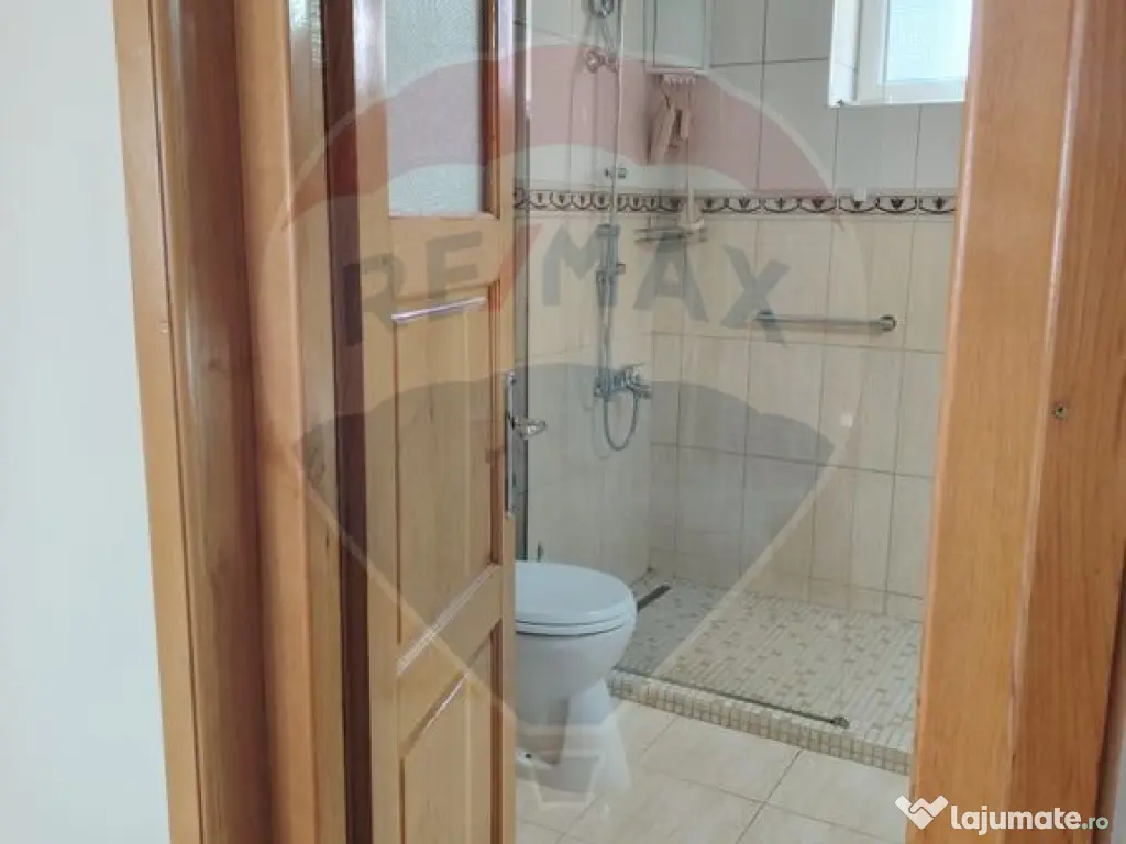 Casă / Vilă cu 8 camere de vânzare în zona Central 