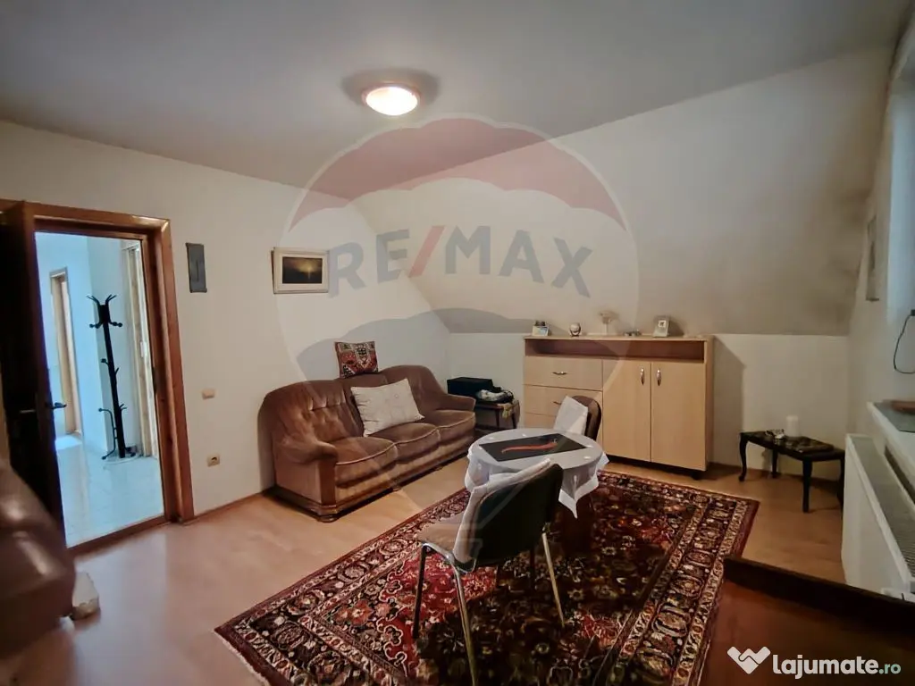 Casă / Vilă cu 8 camere de vânzare în zona Central 