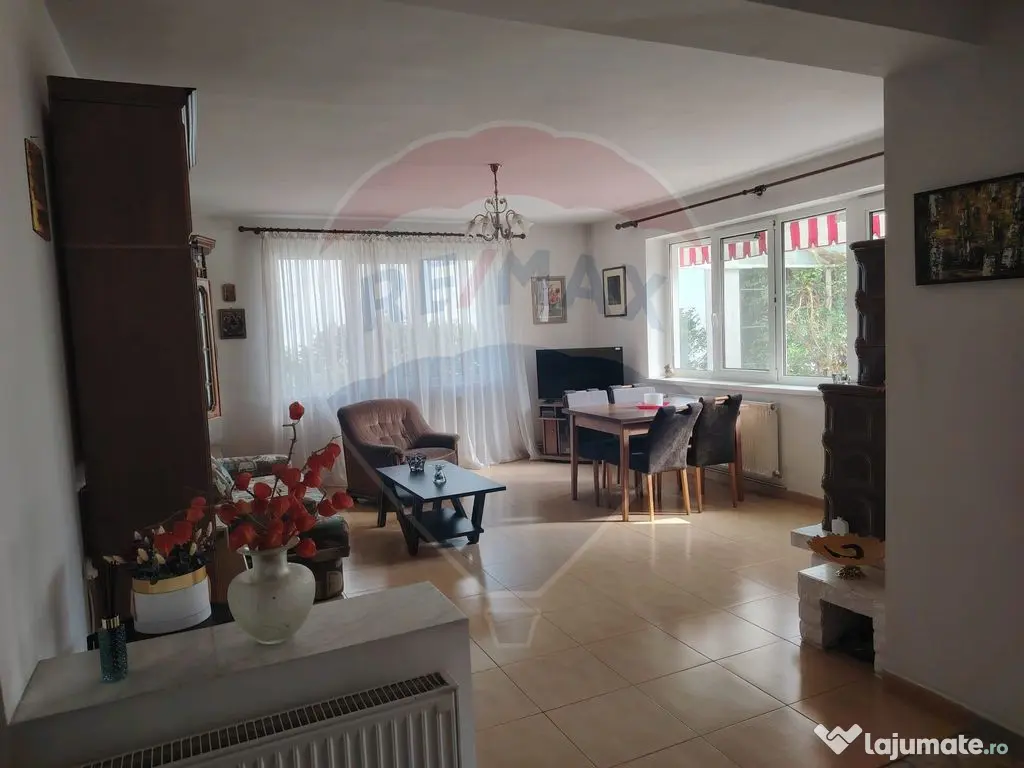 Casă / Vilă cu 8 camere de vânzare în zona Central 