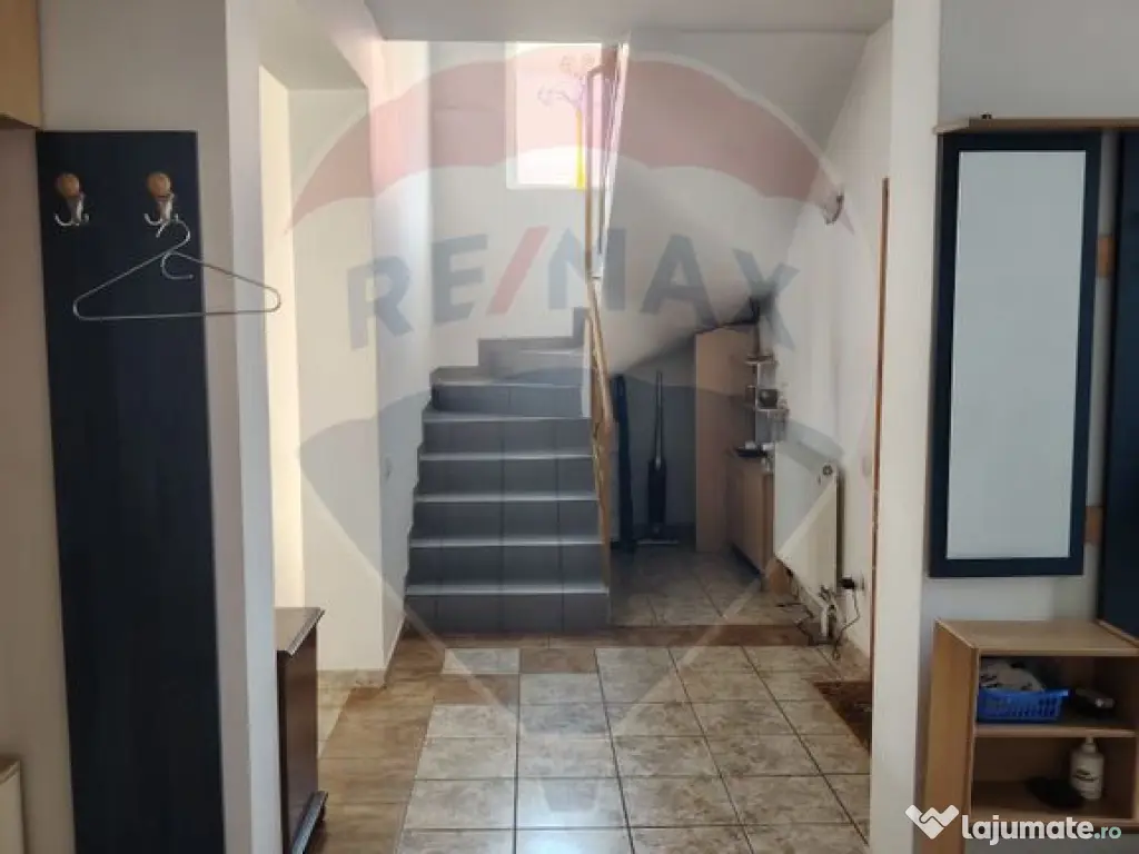 Casă / Vilă cu 8 camere de vânzare în zona Central 