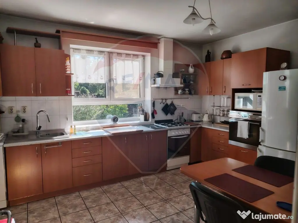 Casă / Vilă cu 8 camere de vânzare în zona Central 