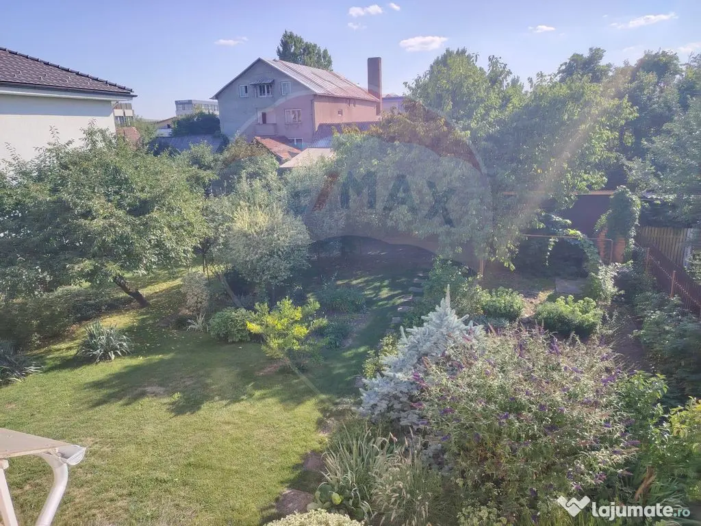 Casă / Vilă cu 8 camere de vânzare în zona Central 