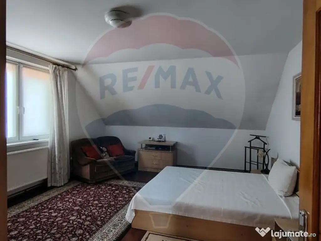 Casă / Vilă cu 8 camere de vânzare în zona Central 