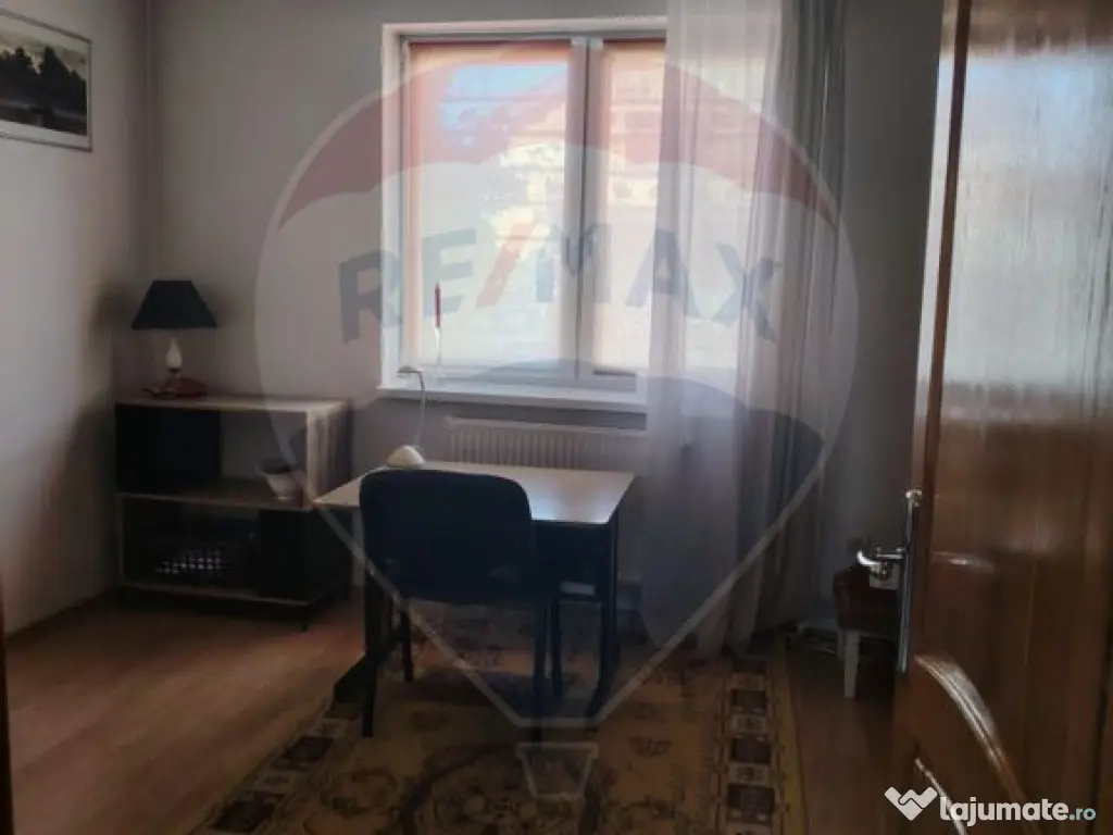 Casă / Vilă cu 8 camere de vânzare în zona Central 