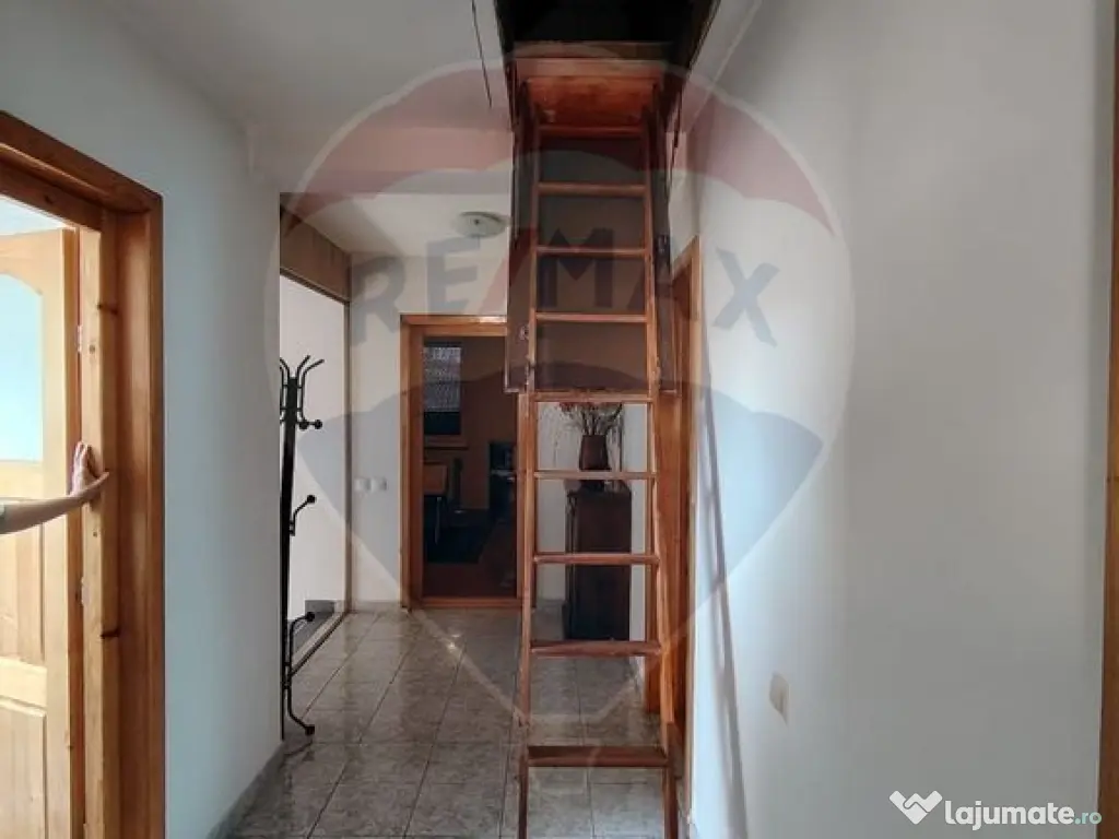 Casă / Vilă cu 8 camere de vânzare în zona Central 