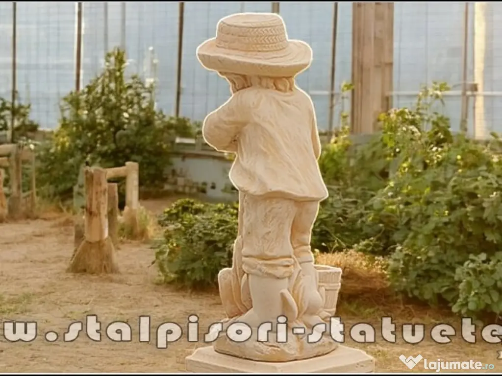 Statuetă băiat cu hârleț, galben patinat, model S60. 