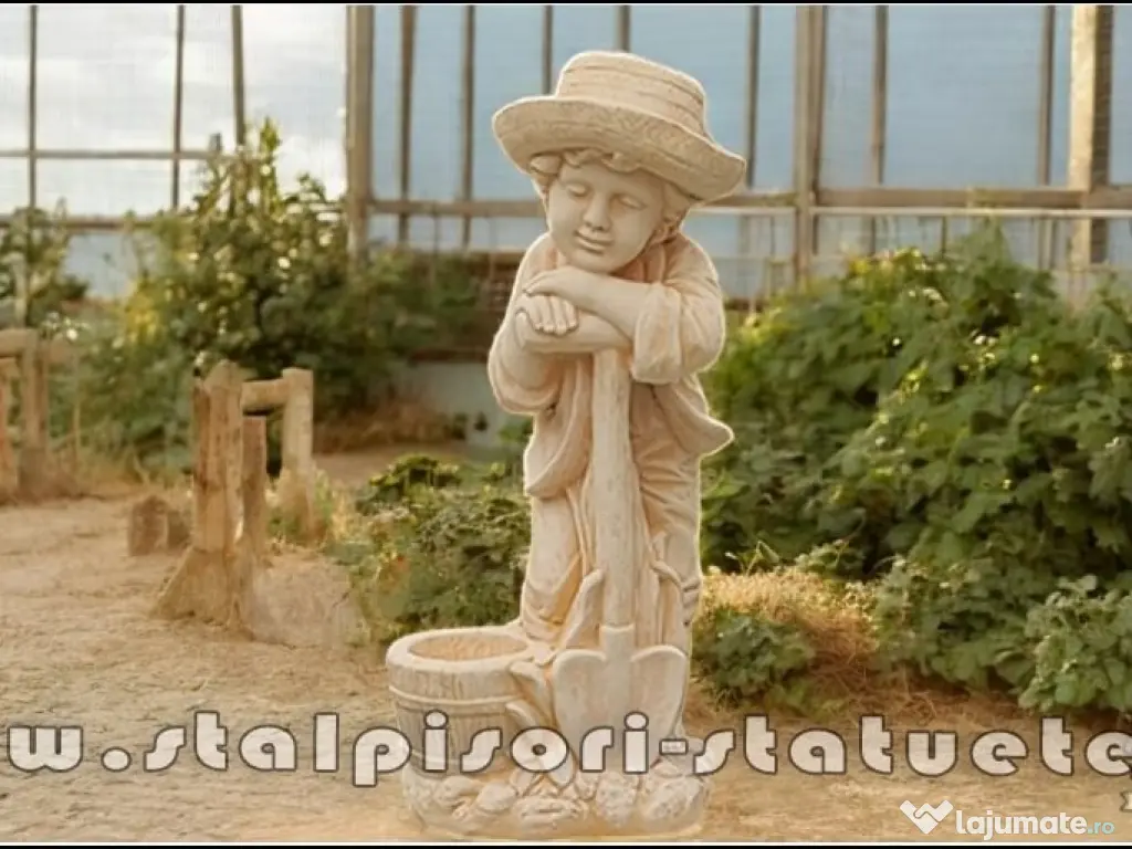 Statuetă băiat cu hârleț, galben patinat, model S60. 