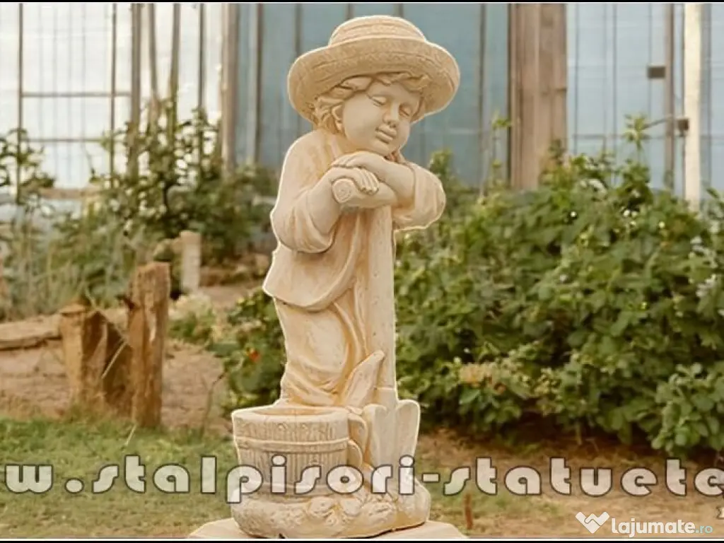 Statuetă băiat cu hârleț, galben patinat, model S60. 