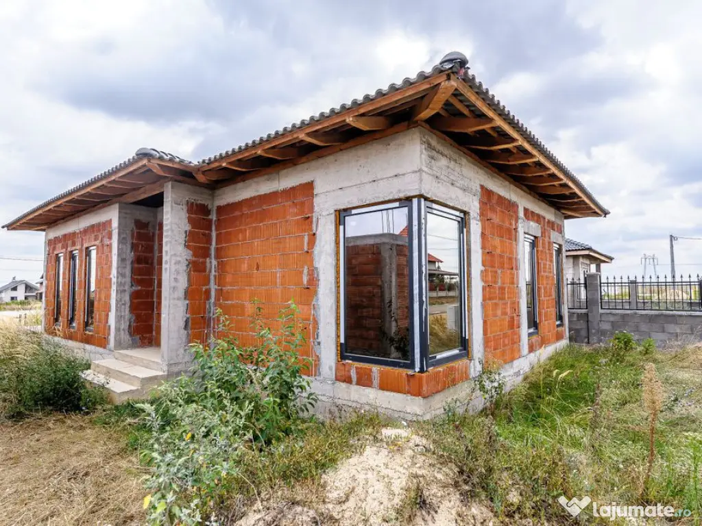Casă nefinisata la sol in Fântânele, cartier nou Comsi... 