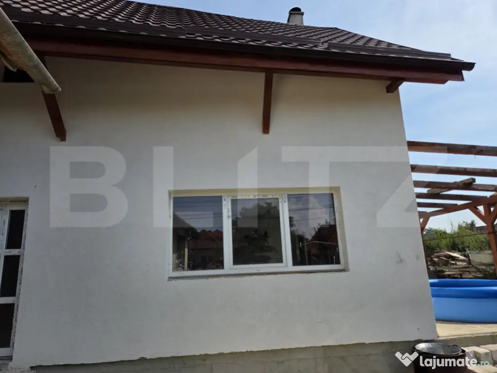 Casă de vânzare – 120 mp, 3 camere + living, terasă, pa