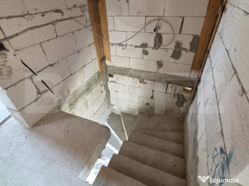 Casă de vânzare – 120 mp, 3 camere + living, terasă, pa